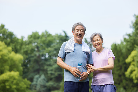 公园锻炼户外运动的老年夫妻形象背景