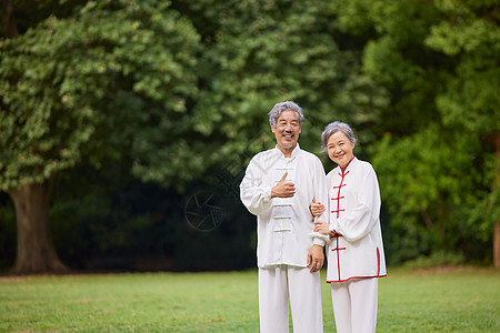 老年夫妻公园晨练形象图片