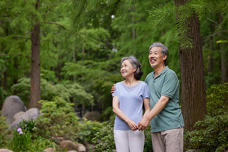 老夫妻在公园说说笑笑图片