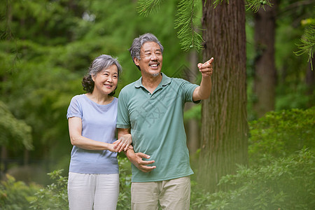 老夫妻在公园说说笑笑图片