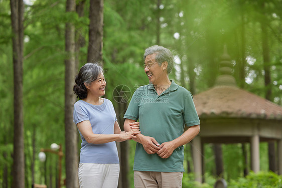 亭子前散步的老夫妻图片