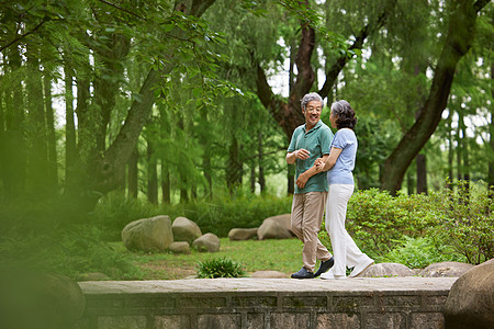 在河堤散步的老夫妻图片