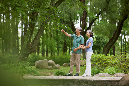 在河堤散步的老夫妻图片