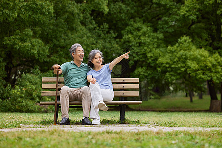 老年夫妻依靠在长凳上背景图片