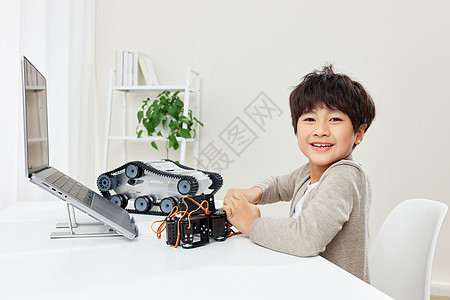 组装机器的小男孩形象图片