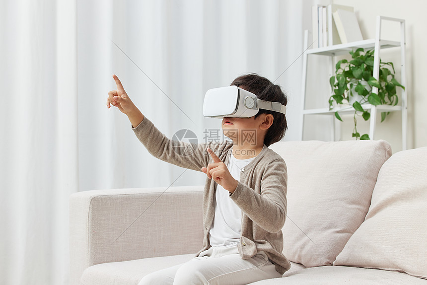 沙发上体验VR眼镜的小男孩图片