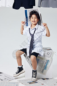坐在椅子上手拿报纸的商务男孩形象图片