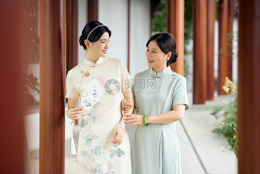 旗袍优雅母女在中式庭院散步图片