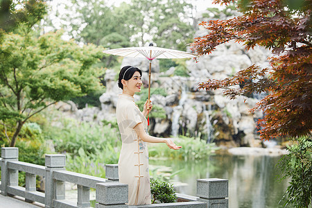 中式庭院雨中撑伞的女性图片