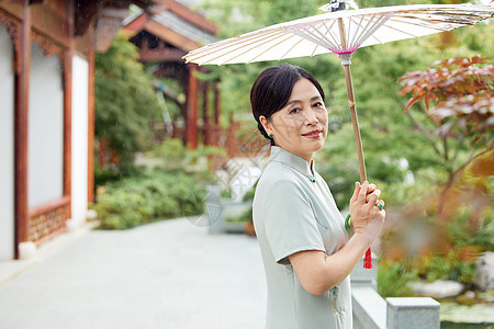 下雨天撑伞的旗袍女性图片