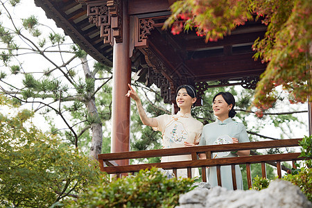 旗袍女性欣赏风景图片