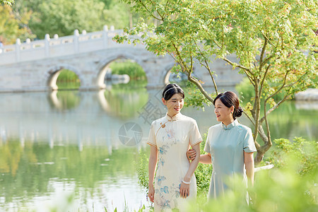 户外院子里散步的旗袍母女图片