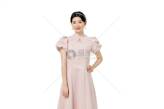 女性身穿新中式礼服形象图片