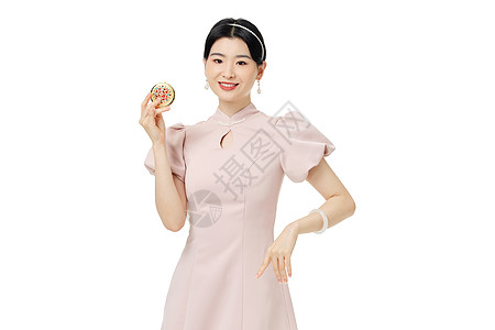 新中式礼服女性手拿小手镜图片