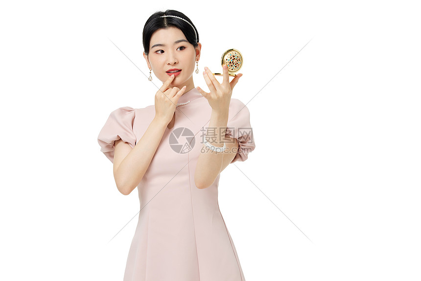 礼服美女照镜子图片