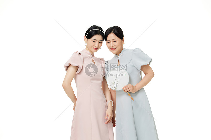 新中式母女手拿扇子合照图片