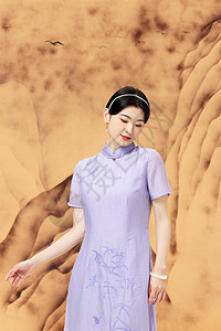 优雅端庄的旗袍女性图片