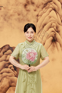 画山水画美女旗袍女性手拿团扇背景