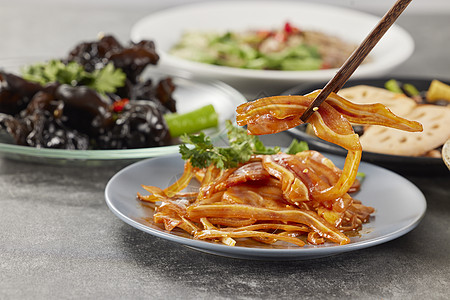 膳食营养筷子夹起猪耳朵凉拌菜特写背景