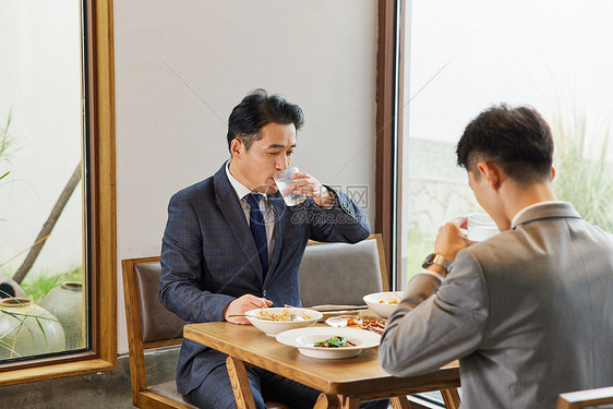 白领周末聚餐饮水图片