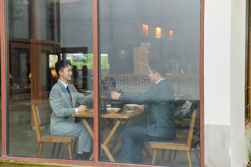 餐厅吃饭的商务人士图片