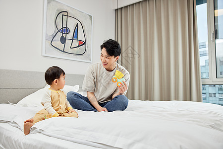 爸爸孩子卧室里陪伴宝宝玩耍的奶爸背景