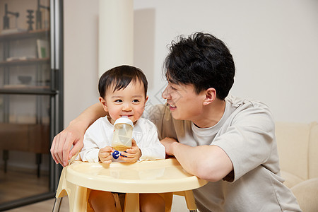 居家年轻奶爸照顾宝宝图片