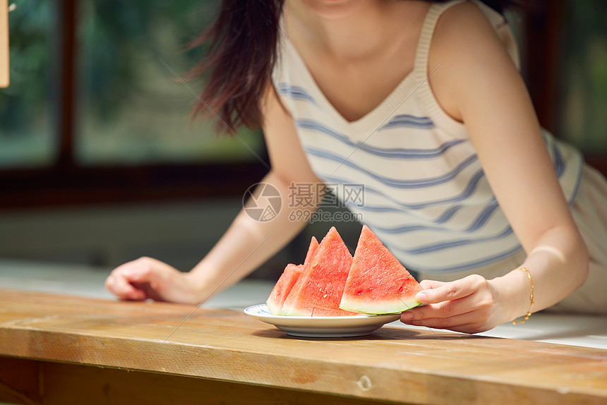 女性户外手拿西瓜特写图片