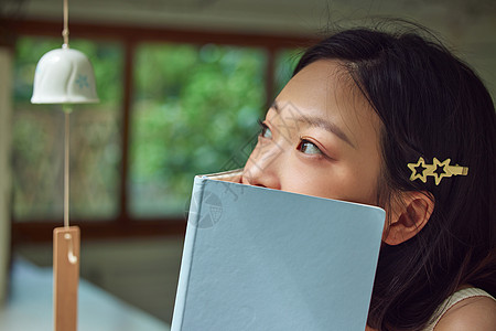 女生看着风铃发呆高清图片