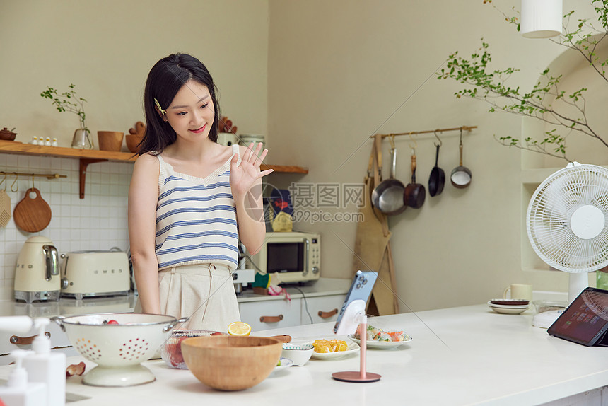 美女主播直播制作美食图片