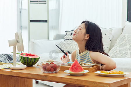 大冷面夏日女性在家吃凉面背景