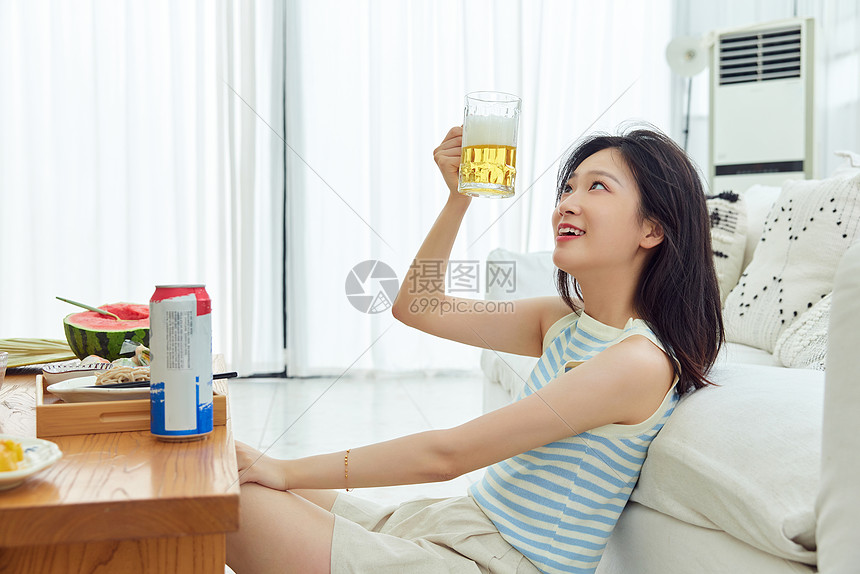 假日在家享受冰爽啤酒的美女图片