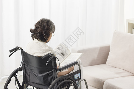 老人独自坐在轮椅上的背影高清图片
