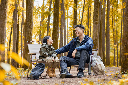 坐在树林里休息说笑的父子高清图片