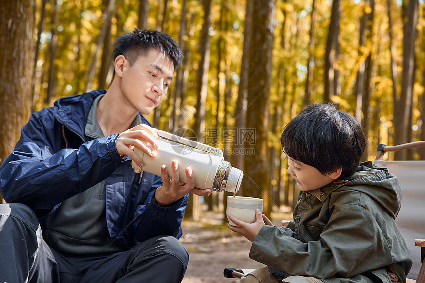 父亲给孩子倒水图片