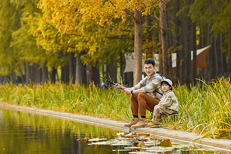 在河边开心钓鱼的父子形象图片