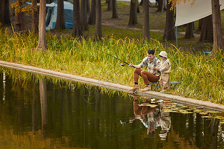 陪父亲在河边钓鱼的男孩形象图片