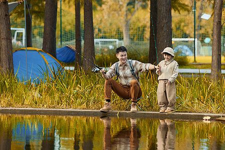 坐在河边钓鱼的父子俩形象图片