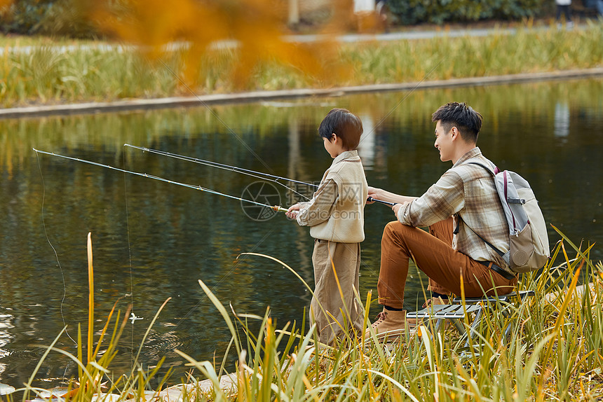 男孩和父亲一起钓鱼图片