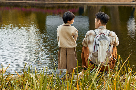 湖边垂钓父子河边垂钓对视背影背景