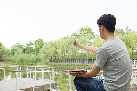 风景速写男性在室外画风景写生素描背景