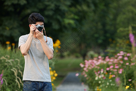 男性户外使用照相机拍照高清图片
