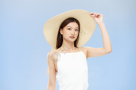 夏日戴遮阳帽的年轻美女高清图片