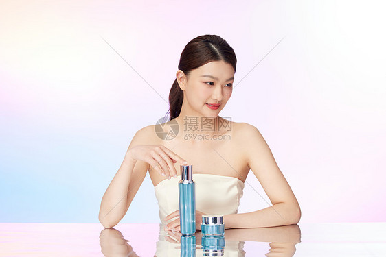 美妆美女和蓝瓶护肤产品图片