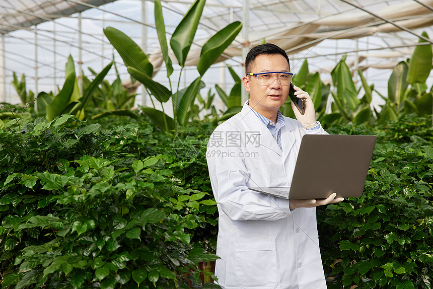 记录途中接听电话的科研人员图片