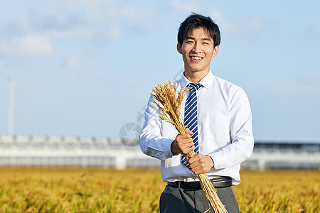 对着镜头微笑的农业科研人员形象图片