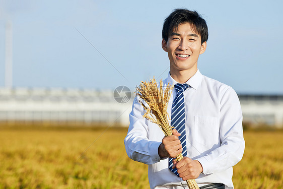 着镜头微笑的农业科研人员形象图片