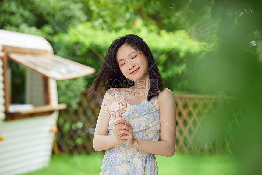 夏日户外纳凉享受的女性图片