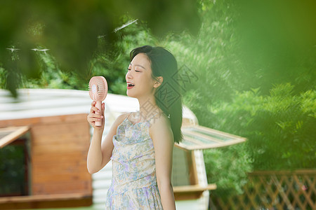 夏天风扇夏日可爱美女吹风扇背景