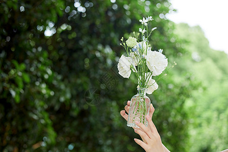 女性手捧花瓶特写图片